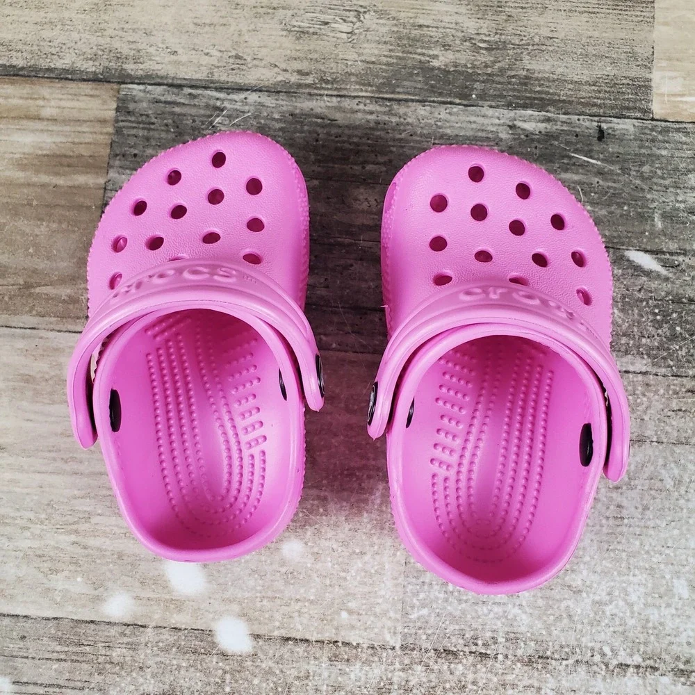 Crocs Classic Kids Clogs Sz 2 / 3 Pink Rubber Slip On Round Toe Slingback Shoe